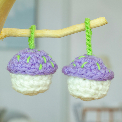 Charm tejido a crochet, (par) - Par de dijes para cupcakes de ganchillo en violeta y blanco