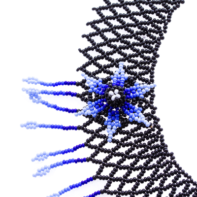 Collar llamativo con cuentas de cristal - Collar llamativo hecho a mano con cuentas florales en zafiro