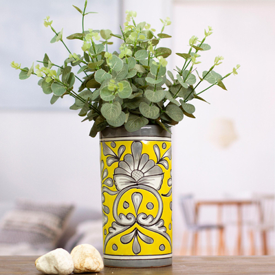 Vase aus Keramik, 'Gelber Salon - Handgefertigte florale Keramikvase in Gelb und Grau