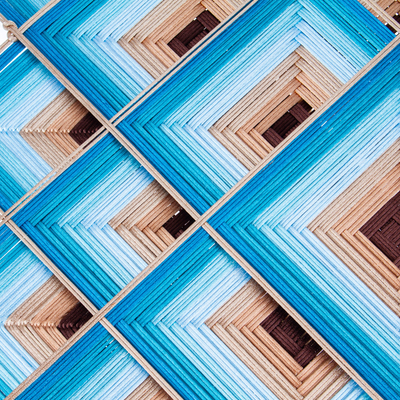 Arte de pared tejido a mano - Arte de pared azul tejido a mano de madera de pino con motivos geométricos