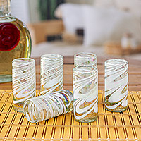 Vasos de tequila soplados a mano, 'Heavenly Joy' (juego de 6) - Set de 6 vasos de tequila blancos soplados a mano de México