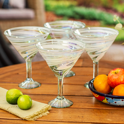Copas de martini sopladas a mano, (juego de 4) - Juego de 4 copas de martini sopladas a mano blancas de México
