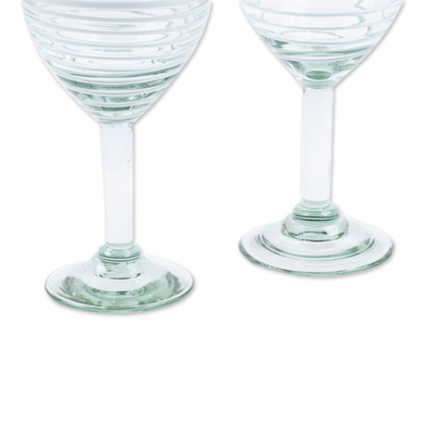 Handgeblasene Weingläser, (Paar) - Paar weiße mundgeblasene Weingläser mit Spiralmotiven
