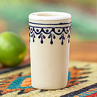 Taza de tequila de cerámica estilo Talavera, 'Alma Tradicional' - Vaso de Tequila de Cerámica Estilo Talavera Artesanal