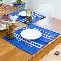 Baumwoll-Tischsets, „Blue Delight“ (Paar) – Paar blaue und weiße Baumwoll-Tischsets, handgewebt in Mexiko