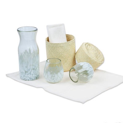 Trinkgeschirr-Geschenkset „Neutral“ – Gastgeber-Geschenkbox mit 2 Gläsern, einer Karaffe und einem Korb in Weiß