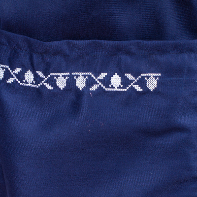 Baumwollschürze - Bestickte Schürze aus Baumwollgabardine in Marineblau mit Vordertaschen