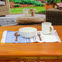 Tischset aus Baumwolle, „Sapphire Break“ – handgewebtes Tischset aus blauer und elfenbeinfarbener Baumwolle mit Fransen
