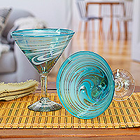 Copas de martini de vidrio reciclado soplado a mano, 'Olas de sofisticación' (par) - 2 Copas de Martini Turquesa y Blanca Sopladas a mano en México