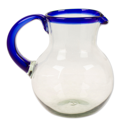 Krug aus mundgeblasenem, recyceltem Glas, 'Cobalt'. - Krug aus mundgeblasenem Recyclingglas mit blauem Rand und Henkel