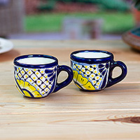 Keramikbecher, 'Yellow Blooms' (Paar) - Blaue und gelbe Keramikbecher im Talavera-Stil mit Blumenmuster (Paar)