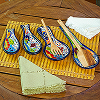 Löffelablagen aus Keramik, „Flavors From the Hacienda“ (4er-Set) – Set aus 4 handgefertigten Löffelablagen aus Talavera-Keramik mit Blumenmuster