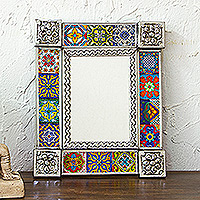 Espejo de pared de hojalata y cerámica, 'Talavera Seasons' (pequeño) - Espejo de pared de hojalata y cerámica con motivos de Talavera (pequeño)