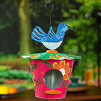 Pajarera y comedero de estaño, 'Merry Chants' - Pajarera y comedero de estaño floral artesanal con pájaro azul