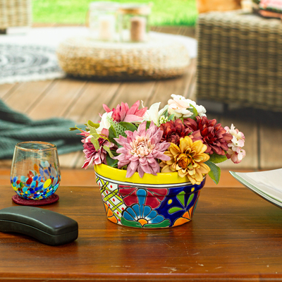 Keramischer Blumentopf, „Jonquil Days at the Hacienda“. - Handgefertigter Blumentopf aus Talavera-Keramik, bemalt in Jonquil