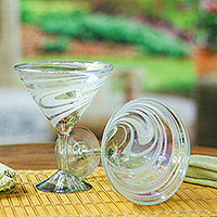 Handgeblasene Martini-Gläser, „White Soirée“ (2er-Set) – Set mit 2 weißen mundgeblasenen Martini-Gläsern aus Mexiko