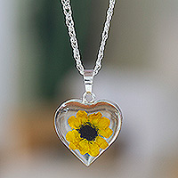 Halskette mit natürlichem Blumenanhänger, „Sonnenblumenherz“ – Herzförmige Halskette mit natürlichem Sonnenblumenanhänger aus Mexiko