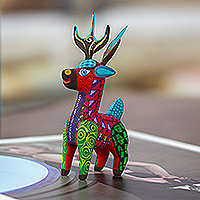 Alebrije-Figur aus Holz, „Charming Crimson Deer“ – Alebrije-Hirschfigur aus Copal-Holz, bemalt in purpurroten Farbtönen