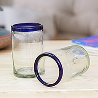 Mundgeblasene Becher aus recyceltem Glas, „Cobalt Classics“ (Paar) – Paar mundgeblasene Becher aus recyceltem Glas mit blauem Rand