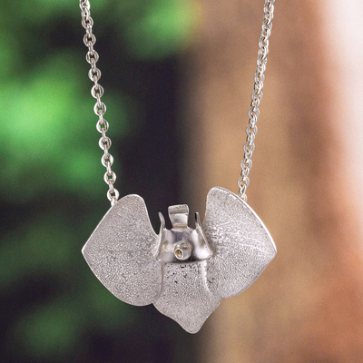 Gargantilla colgante de plata de primera ley - Collar con colgante de mariposa y orquídea en un acabado combinado