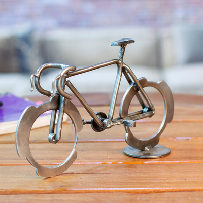 Upcycling-Metallskulptur - Umweltfreundliche Fahrradskulptur aus poliertem Upcycling-Metall