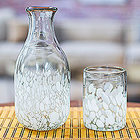 Juego de jarra y vaso de vidrio reciclado soplado a mano, 'White Spots' (par) - Juego de jarra y vaso de vidrio reciclado soplado a mano en blanco (par)