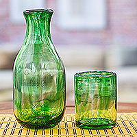Juego de jarra y vaso de vidrio reciclado soplado a mano, (par) - Juego de jarra y taza de vidrio reciclado soplado a mano en verde (par)