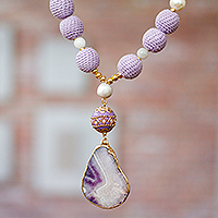 Collar colgante con cuentas de múltiples piedras preciosas con detalles en oro, 'Lavender Illusions' - Collar de múltiples piedras preciosas en color púrpura y blanco con detalles en oro de 24k