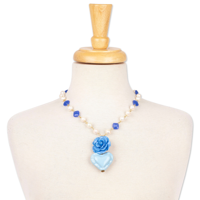 Collar con colgante de calcita y perlas cultivadas con detalles en oro - Collar con colgante azul con detalles dorados y motivos florales y corazones