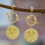 Pendientes colgantes chapados en oro - Aretes colgantes Gemini de latón chapado en oro de 24k con tema Cosmos