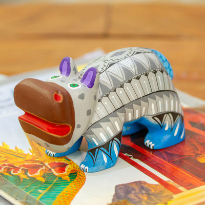 Figurilla de alebrije de madera - Figura de hipopótamo Alebrije de madera mexicana pintada a mano en gris
