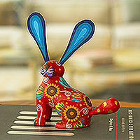 Alebrije-Figur aus Holz, „Fluffy Russet Ears“ – Alebrije-Hasenfigur aus russetem Copalholz mit Blumenmuster aus Mexiko