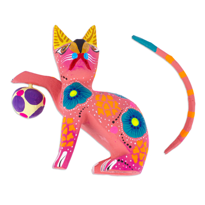 Alebrije-Figur aus Holz - Handbemalte Alebrije-Figur aus Holz mit einer Katze, die mit einem Ball spielt