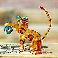 Alebrije-Figur aus Holz, „Katzensport in Senf“ – Bemalte Alebrije-Katzenfigur aus senffarbenem Kopalholz mit Ball