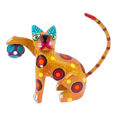 Alebrije-Figur aus Holz - Bemalte senffarbene Copal-Holz-Alebrije-Katzenfigur mit Ball
