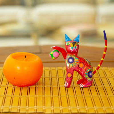 Alebrije-Figur aus Holz - Bemalte Alebrije-Katzenfigur aus Scharlachrotem Copalholz mit Ball