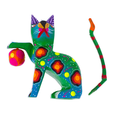 Alebrije-Figur aus Holz - Bemalte Alebrije-Katzenfigur aus grünem Copalholz mit Ball