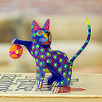 Figura de alebrije de madera, 'Feline Sport in Indigo' - Figura de gato Alebrije de madera de copal índigo pintado con bola