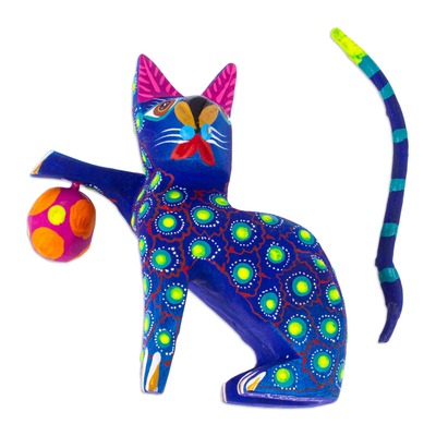 Figurilla de alebrije de madera - Figura de gato Alebrije de madera de Copal índigo pintado con bola