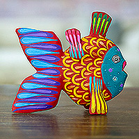 Figura de alebrije de madera, 'El sueño de la fresa de Mojarra' - Figura de pez Alebrije de madera de copal roja y verde azulada pintada a mano