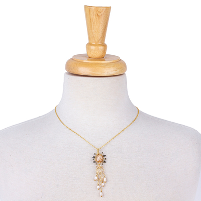 Halskette mit Anhänger aus mehreren Edelsteinen mit Goldakzenten - Halskette mit Anhänger aus mehreren Edelsteinen und 14-karätig vergoldeter Kette
