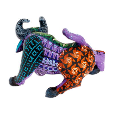 Figurilla de alebrije de madera - Figura Alebrije de Toro de Madera Pintada a Mano en Púrpura y Naranja