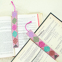 Baumwoll-Lesezeichen, „Pink Allies“ (Paar) – Paar handgewebte Baumwoll-Lesezeichen in einem rosa Grundton