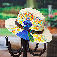 Sombrero de algodón con detalles en cuero, 'Espíritu Divino' - Sombrero de algodón con detalles en cuero y temática de pavo real pintado a mano