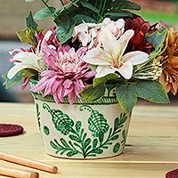 Macetero de cerámica, 'Green Floral Mystique' - Macetero floral de cerámica estilo Talavera en marfil y verde