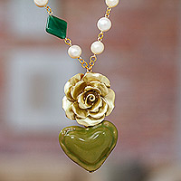 Collar con colgante de perlas cultivadas y aventurina con detalles dorados - Collar con colgante verde con detalles dorados y motivos florales y de corazón