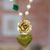 Collar con colgante de perlas cultivadas y aventurina con detalles dorados - Collar con colgante verde con detalles dorados y motivos florales y de corazón