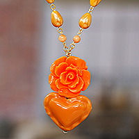 Collar con colgante de ágata y perlas cultivadas con detalles en oro, 'My Evening Heart' - Collar con colgante floral y corazón naranja con detalles en oro