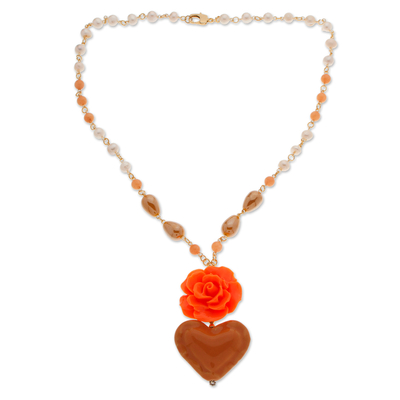 Halskette mit Anhänger aus Zuchtperlen und Achat mit Goldakzenten - Halskette mit goldfarbenem Blumen- und Herz-Orange-Anhänger