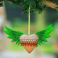 Alebrije-Ornament aus Holz, „Grüne Flügel des Herzens“ – Handbemaltes geflügeltes Herzornament aus Kopalholz in Grün
